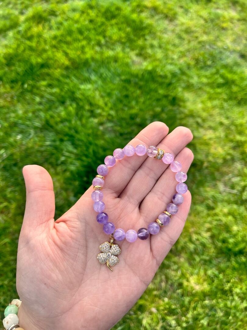 Şans ve Huzur Bilekliği – Lavender ve Zirkonyum Taşlı Yonca Charmı